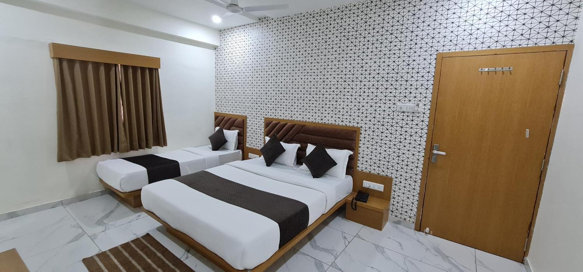 Hotel Vivan Vadodara Exteriör bild